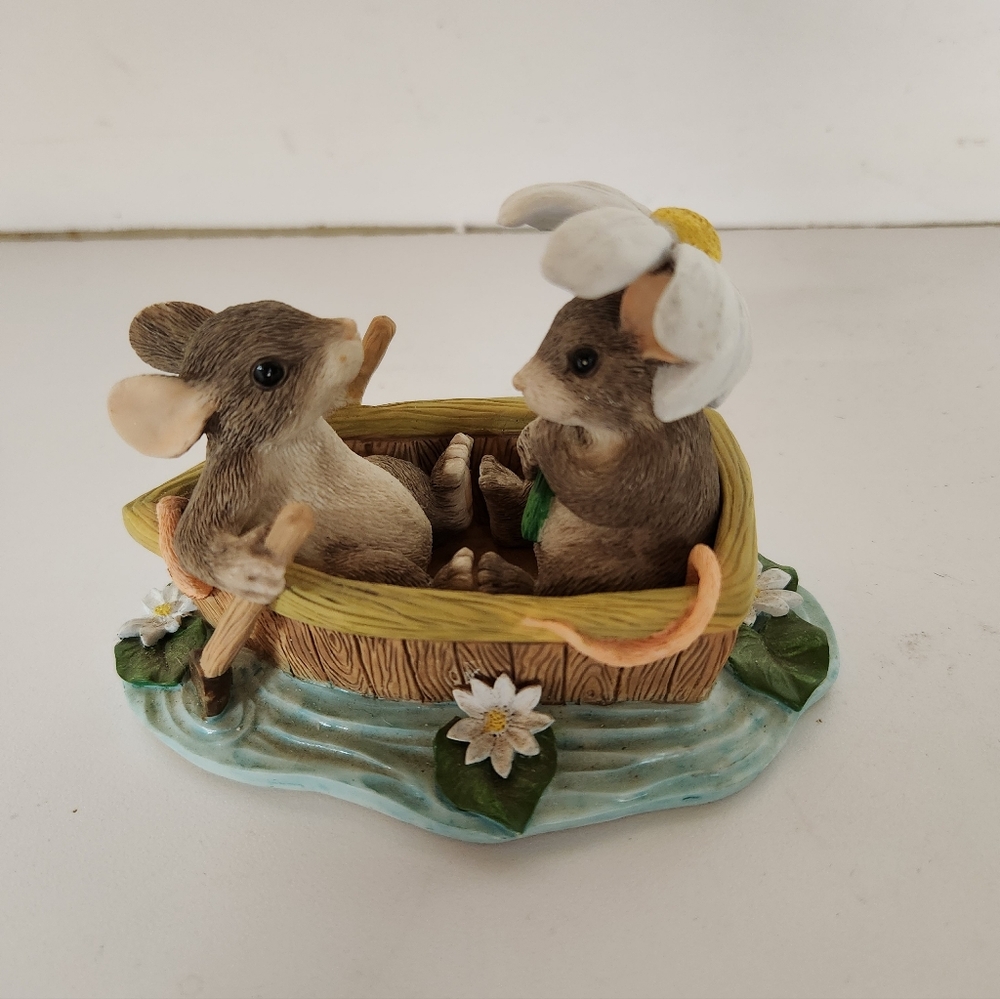 Charming Tails Figurine Rowboat Romamce #83/801